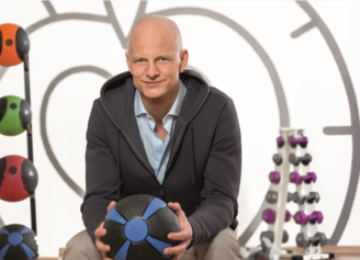 Mrs.Sporty Franchise Gründer Niclas Bönström in einem Mrs.Sporty Fitnessclub