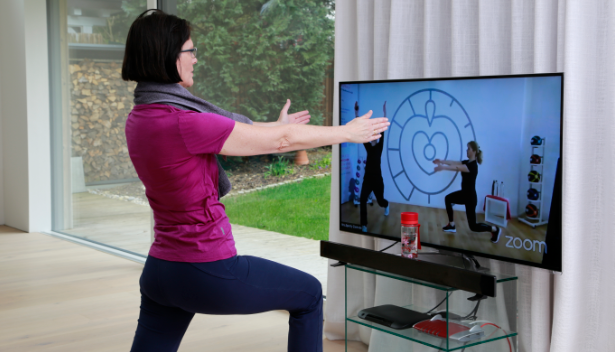 Anika Mitglied von Mrs.Sporty beim Live-Workout zuhause