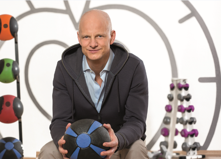 Mrs.Sporty Franchise Gründer Niclas Bönström in einem Mrs.Sporty Fitnessclub